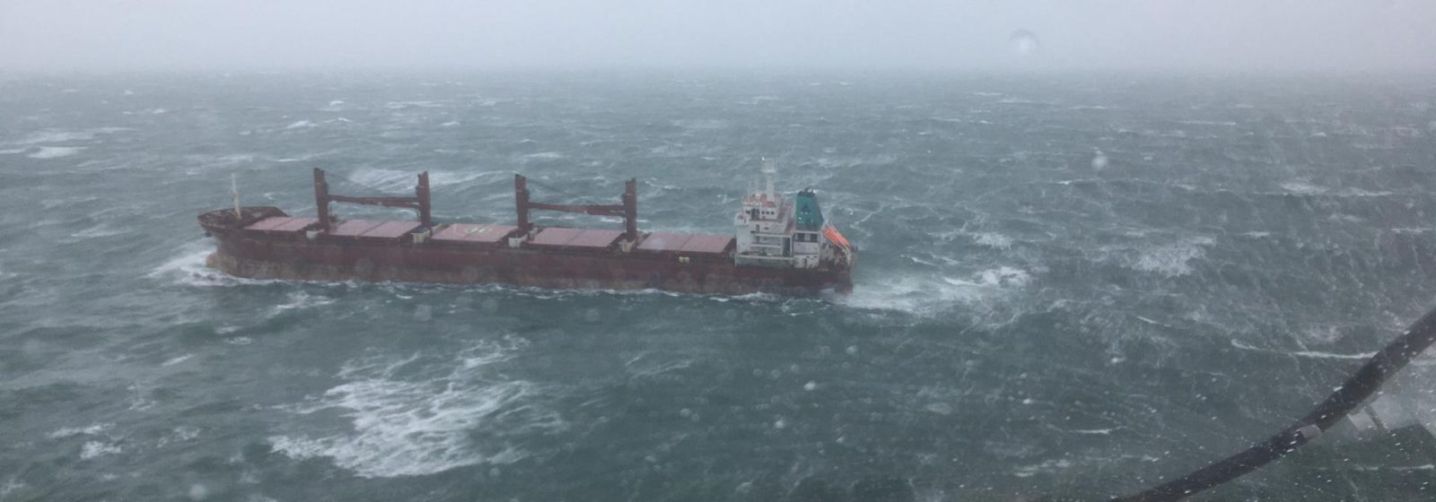 Luchtfoto van de op drift geraakte 'Juliette D' op de Noordzee